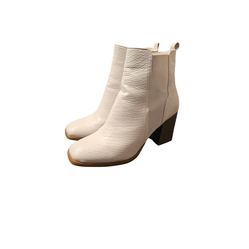 Pierre Dumas White Designed Cammy Bootie for Womens Sz 10